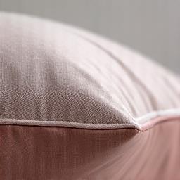 Dettaglio di una cerniera invisibile su un cuscino finito.